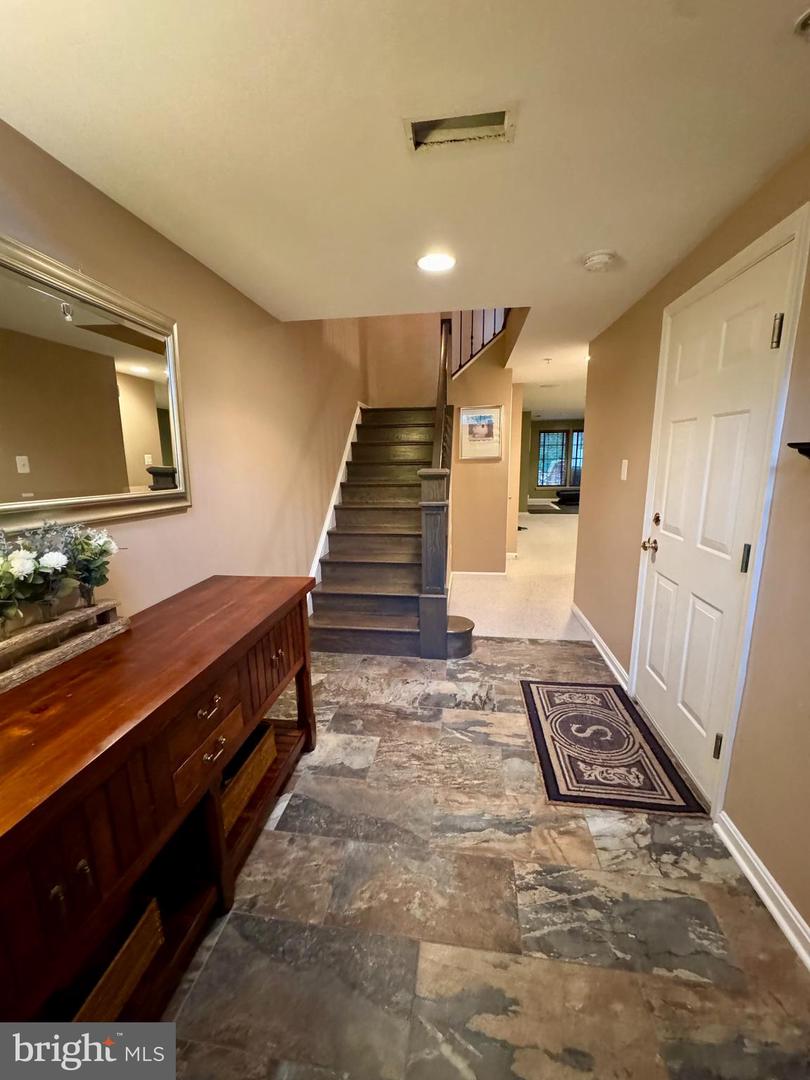 1564 Hallwood Ct Property Photo 3