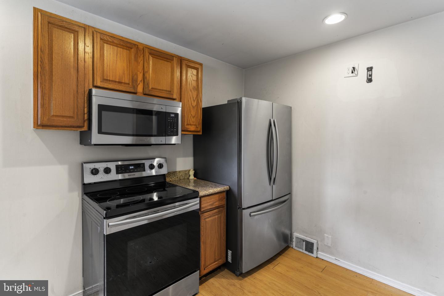 17 Willowdale Ave Property Photo 6
