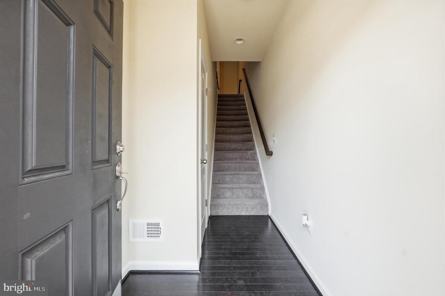 8132 Hollow Ct Property Photo 3