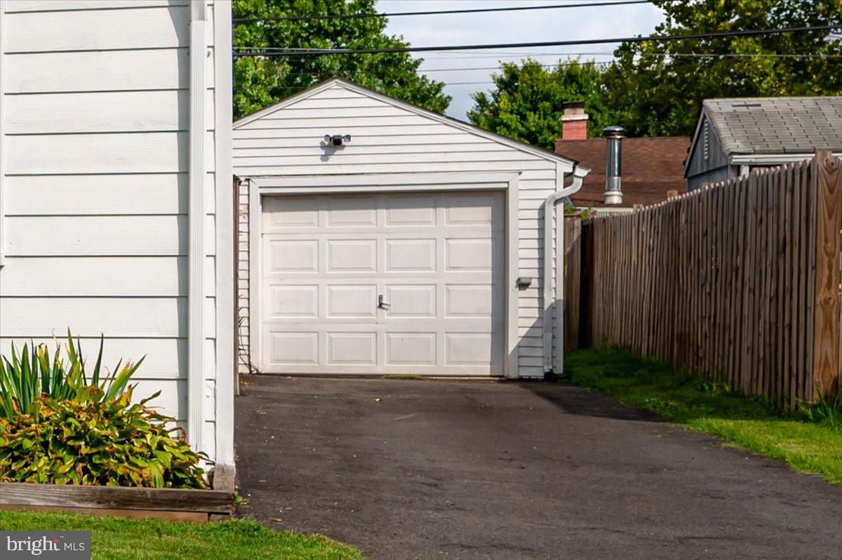 1402 Isted Rd Property Photo 3