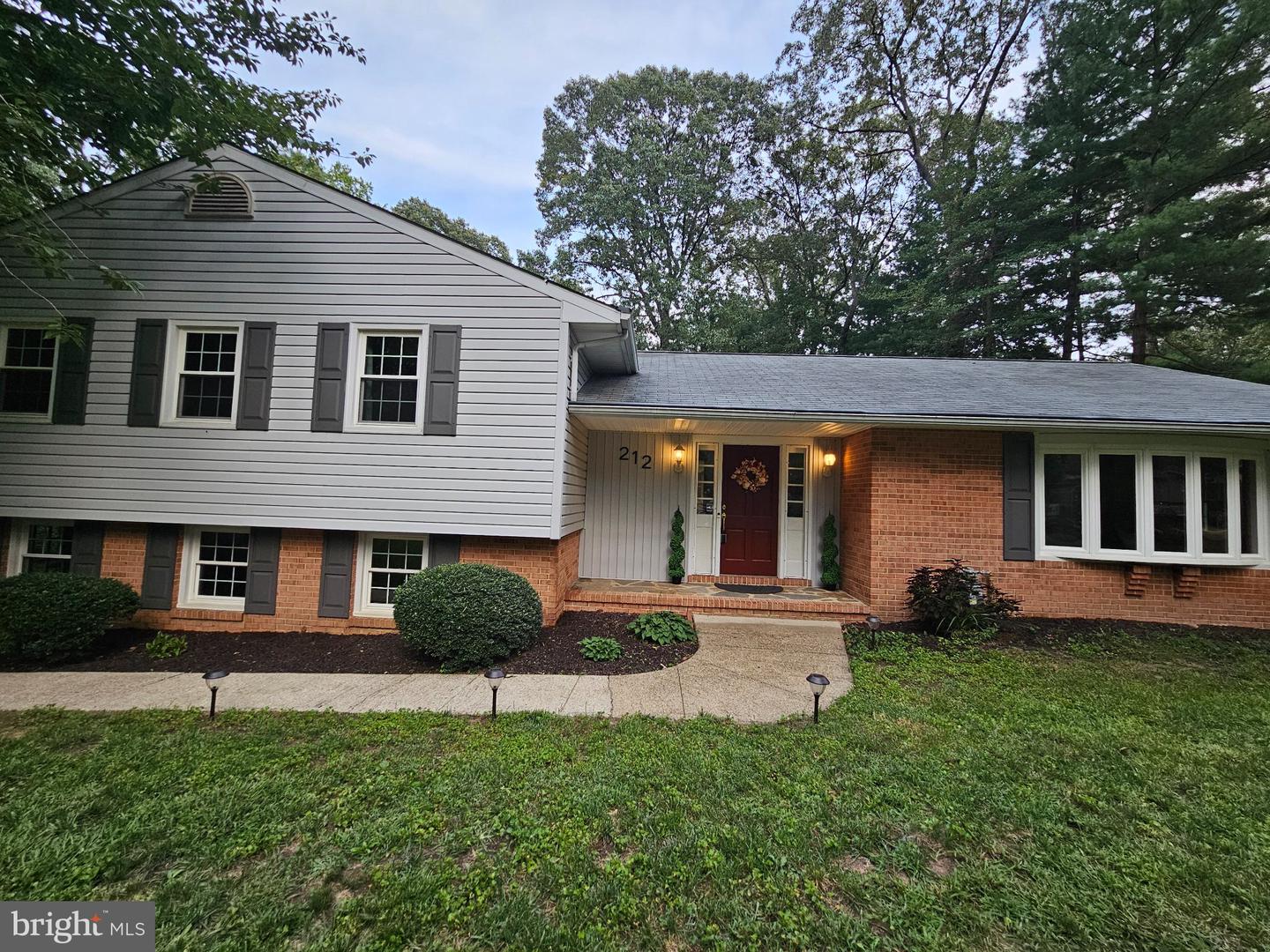 212 OAK AVE