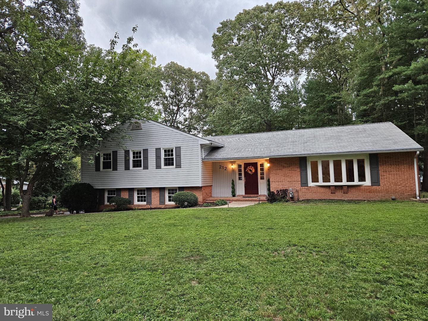 212 OAK AVE