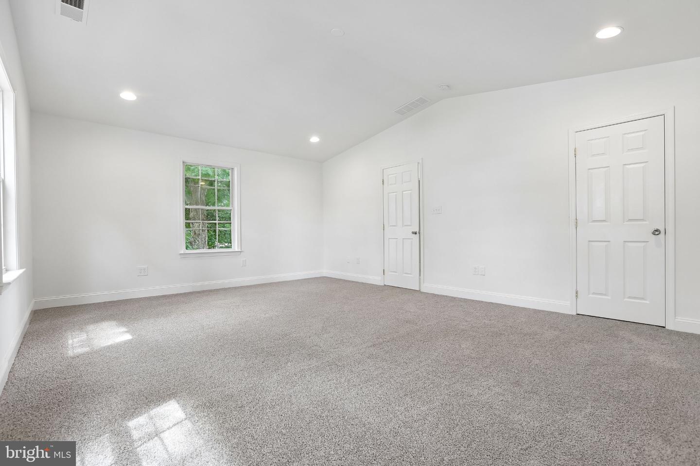 7736 Woodlawn Ave Property Photo 4