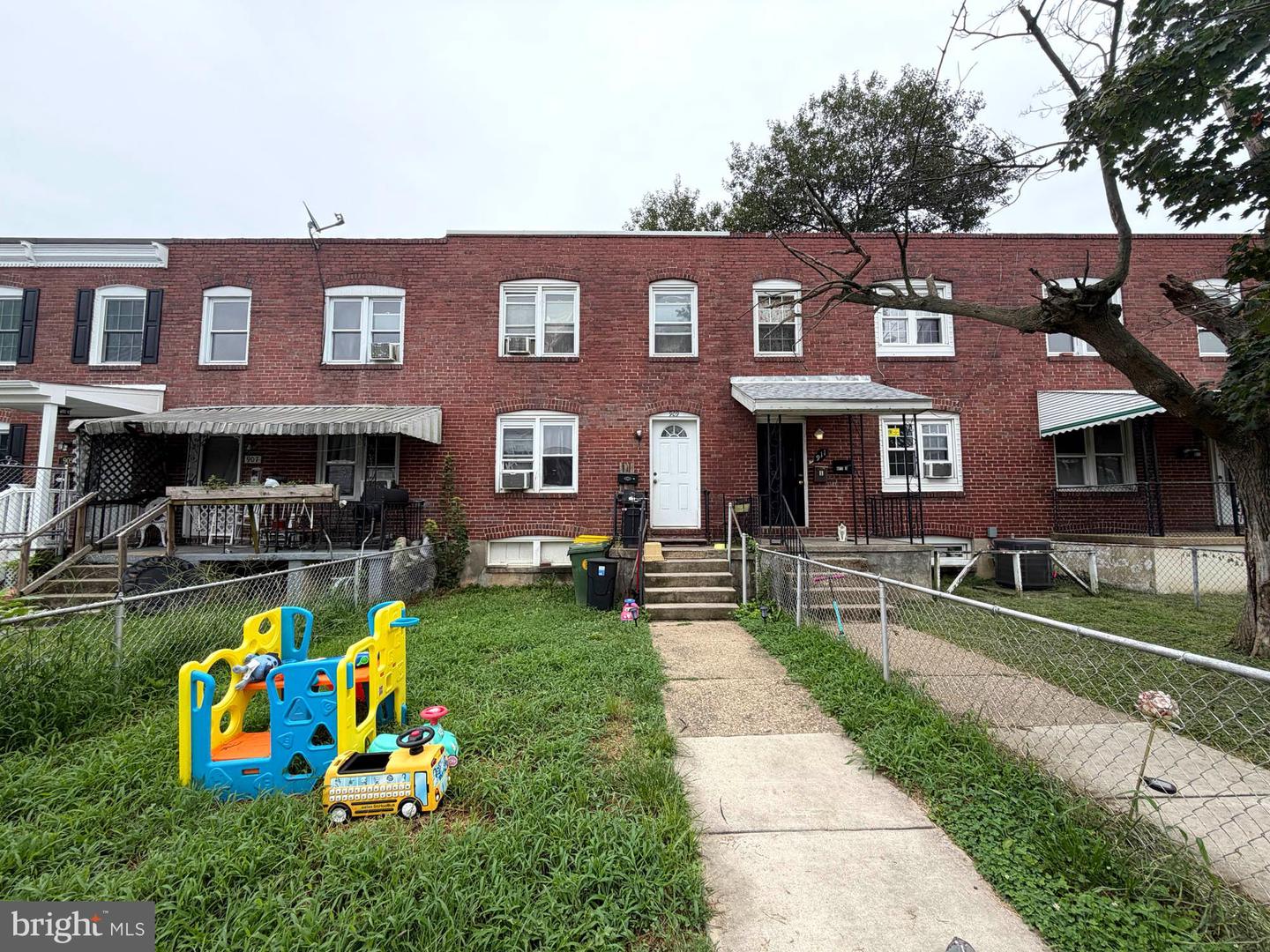 909 VICTORY AVE Property Photo 1