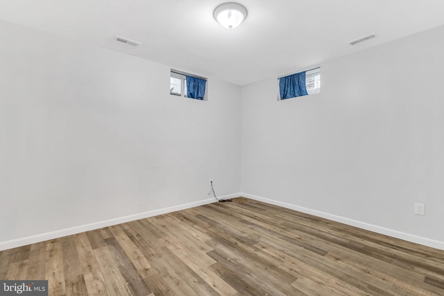 875 Harwood Rd Property Photo 18