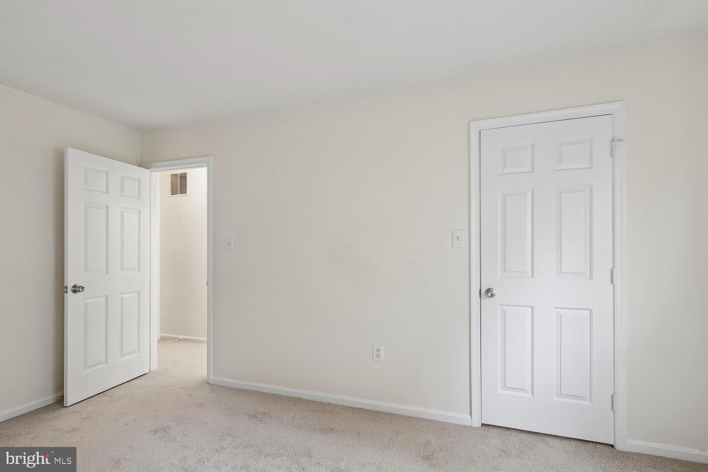 913 Mastline Dr Property Photo 28