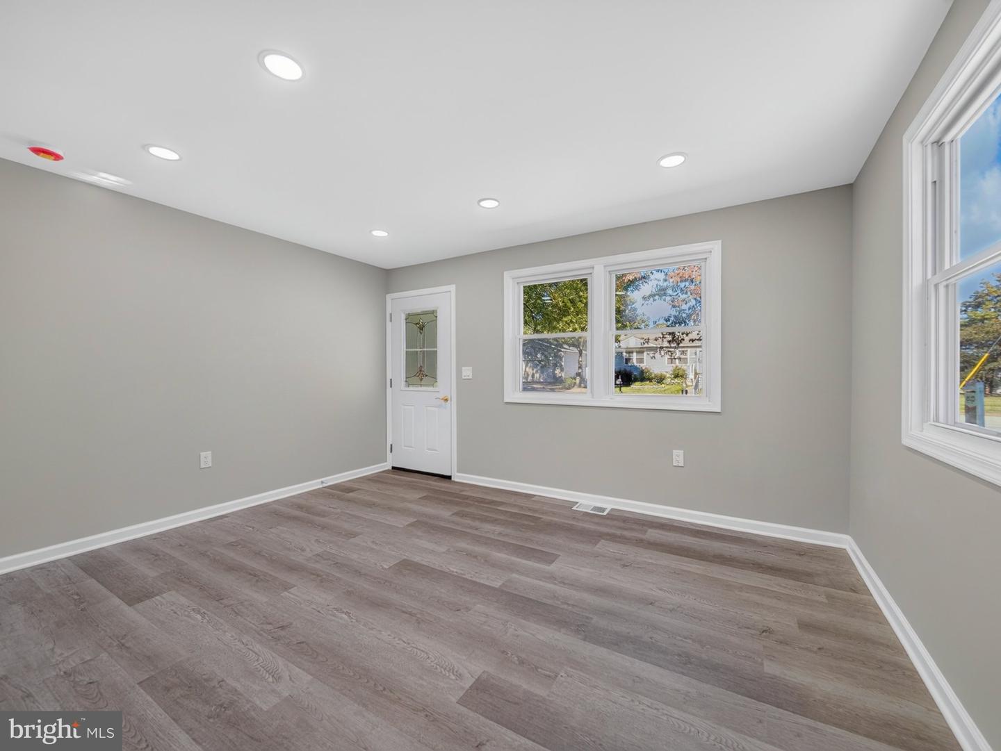 1 Fernglen Ave Property Photo 5