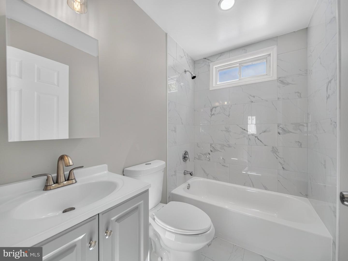 1 Fernglen Ave Property Photo 13