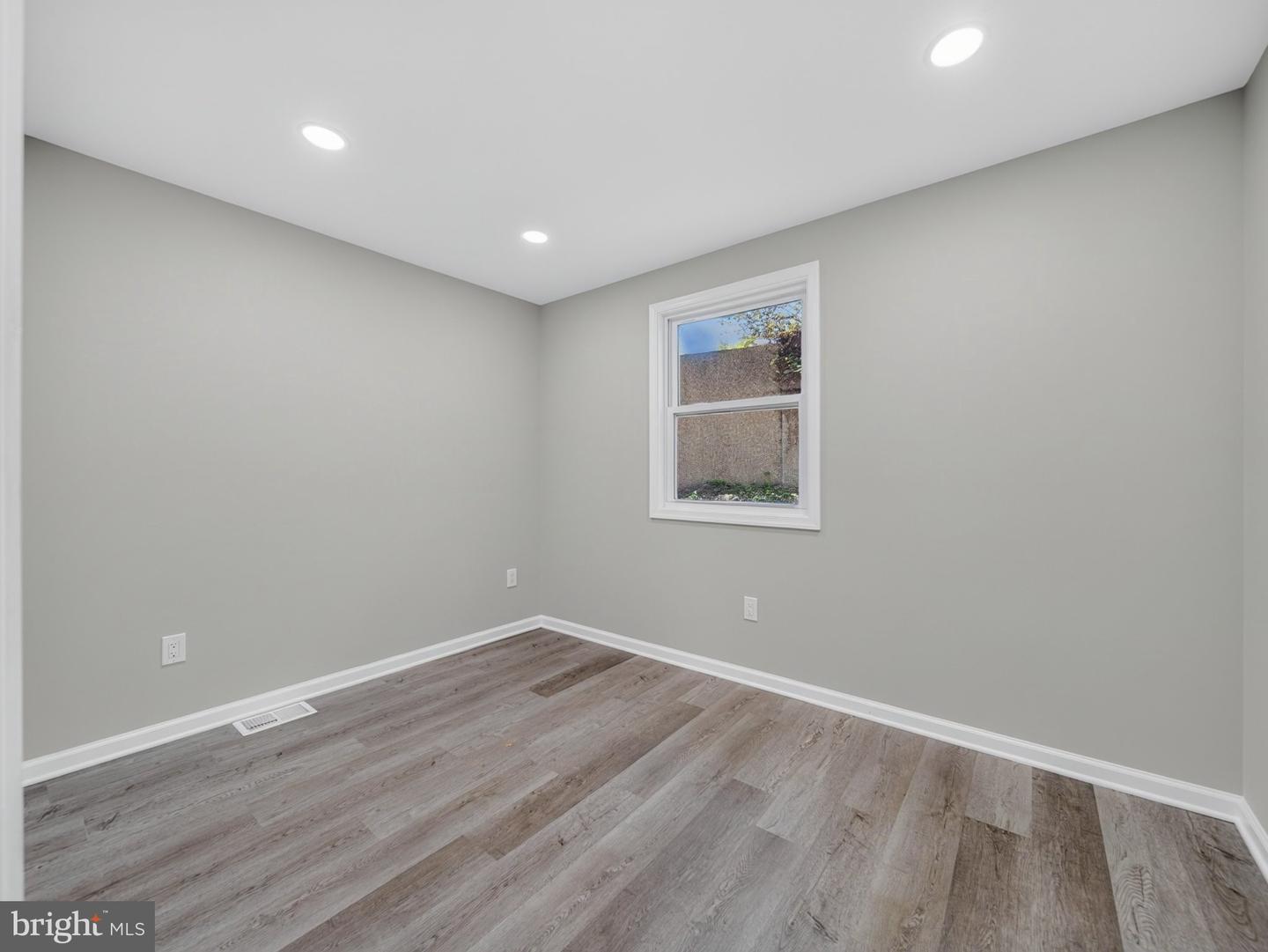 1 Fernglen Ave Property Photo 15
