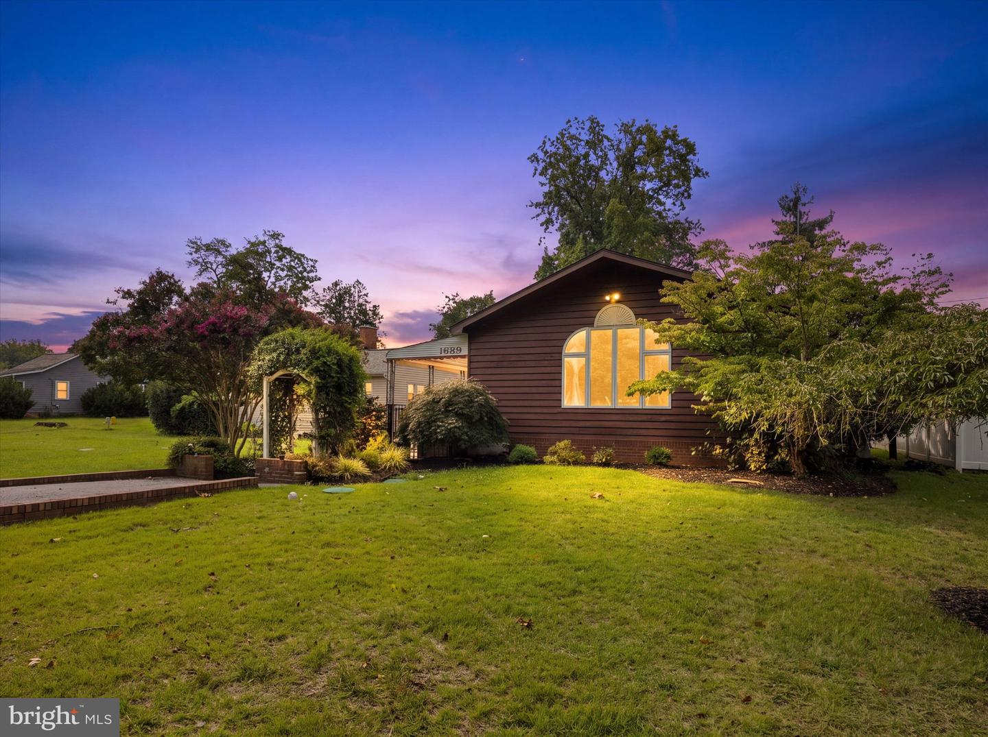 1689 Twickenham Rd Property Photo 1