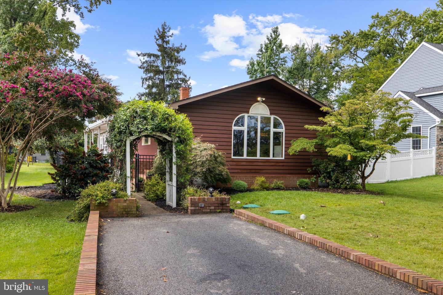 1689 TWICKENHAM RD Property Photo 1