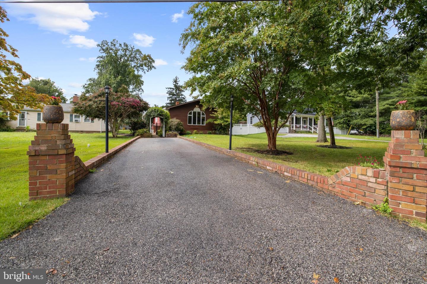 1689 Twickenham Rd Property Photo 3