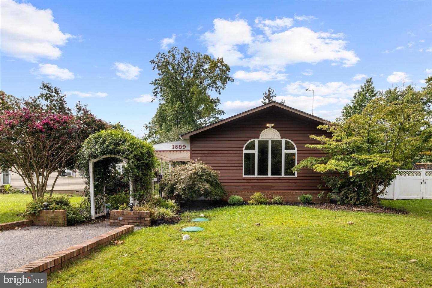 1689 Twickenham Rd Property Photo 4