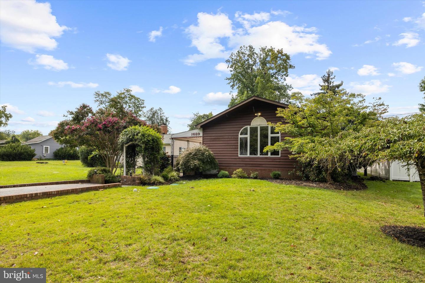 1689 Twickenham Rd Property Photo 5