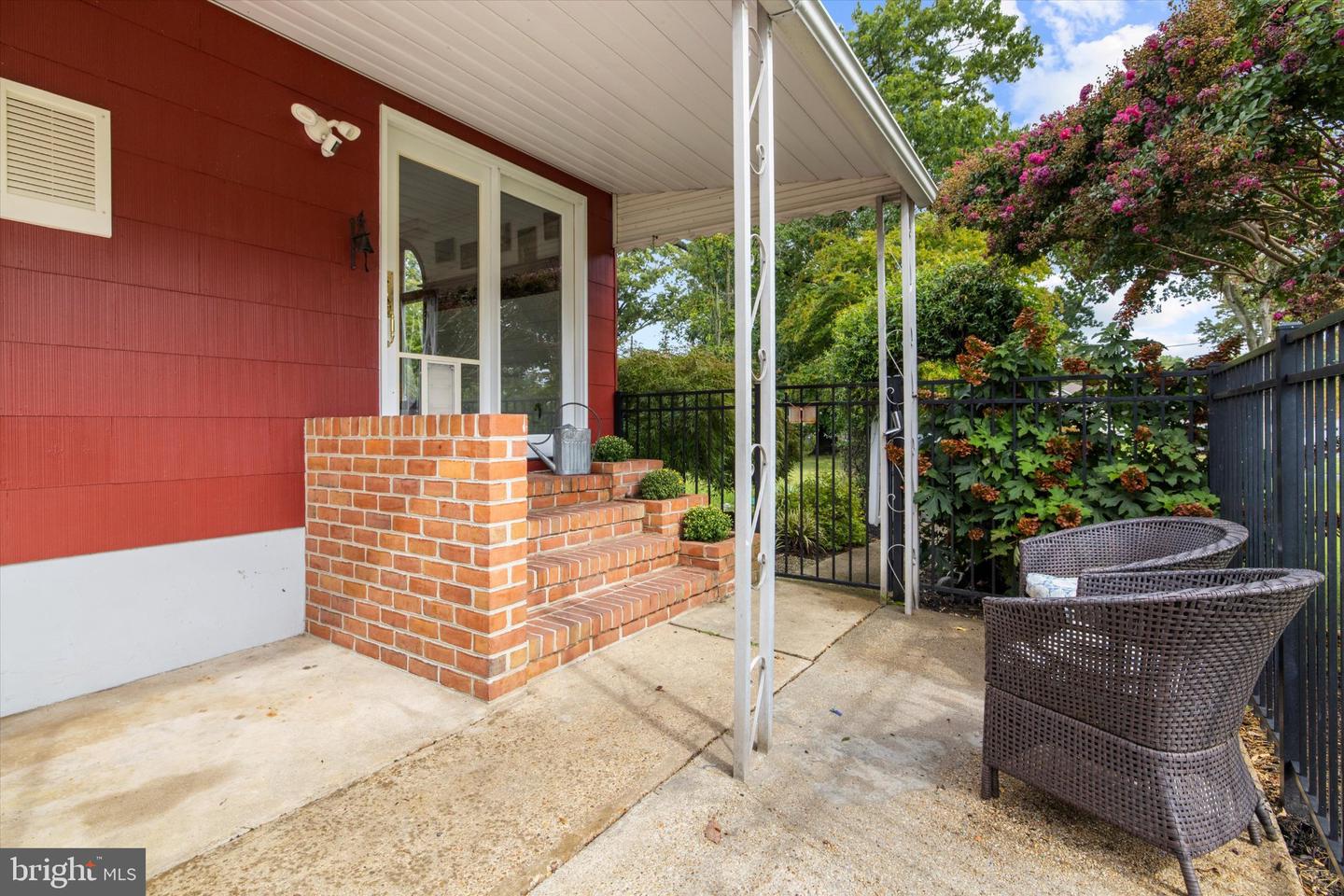 1689 Twickenham Rd Property Photo 8