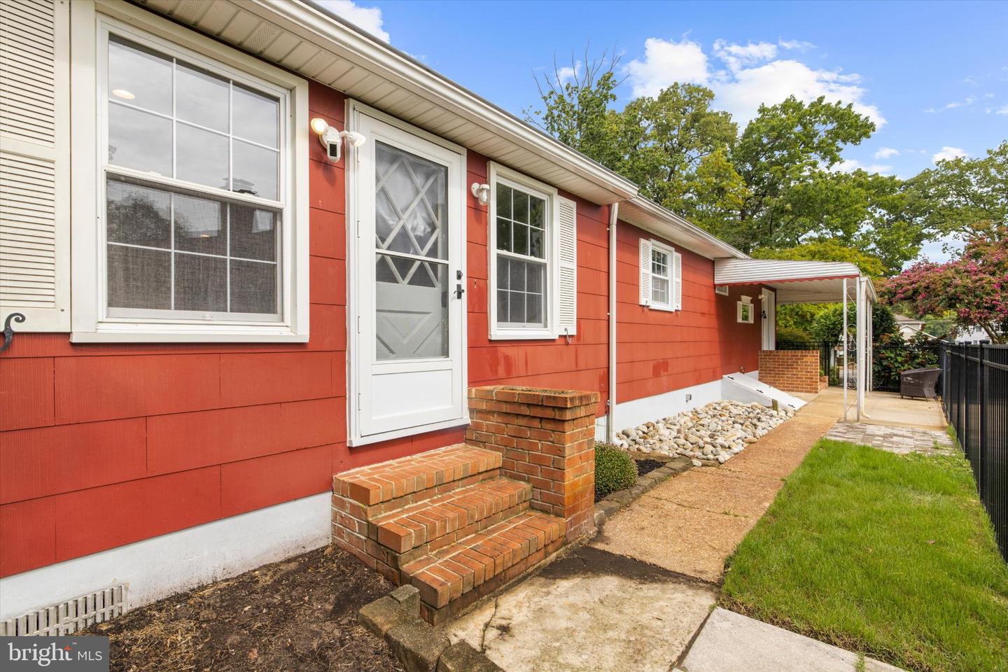 1689 Twickenham Rd Property Photo 10