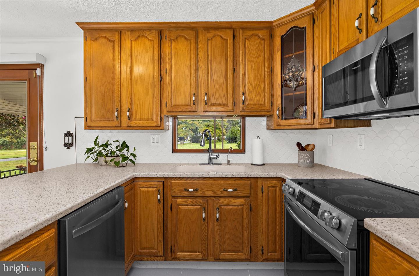 1689 Twickenham Rd Property Photo 13