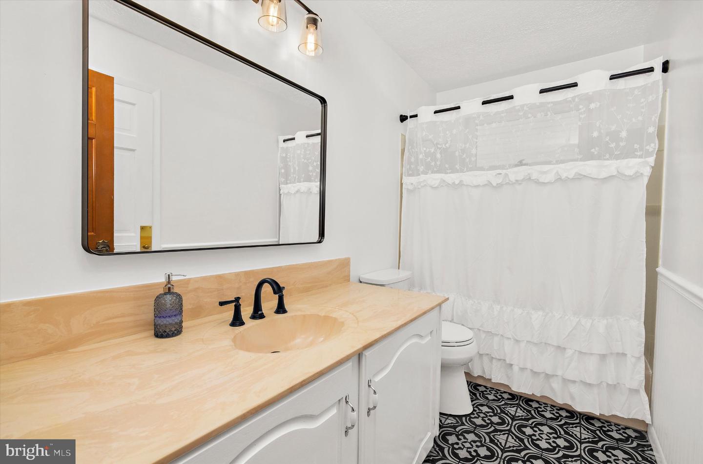 1689 Twickenham Rd Property Photo 23