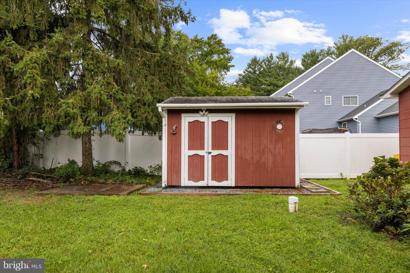 1689 Twickenham Rd Property Photo 32