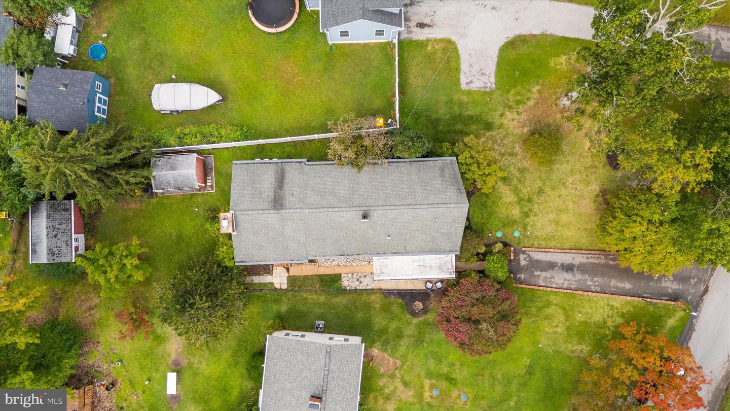 1689 Twickenham Rd Property Photo 36