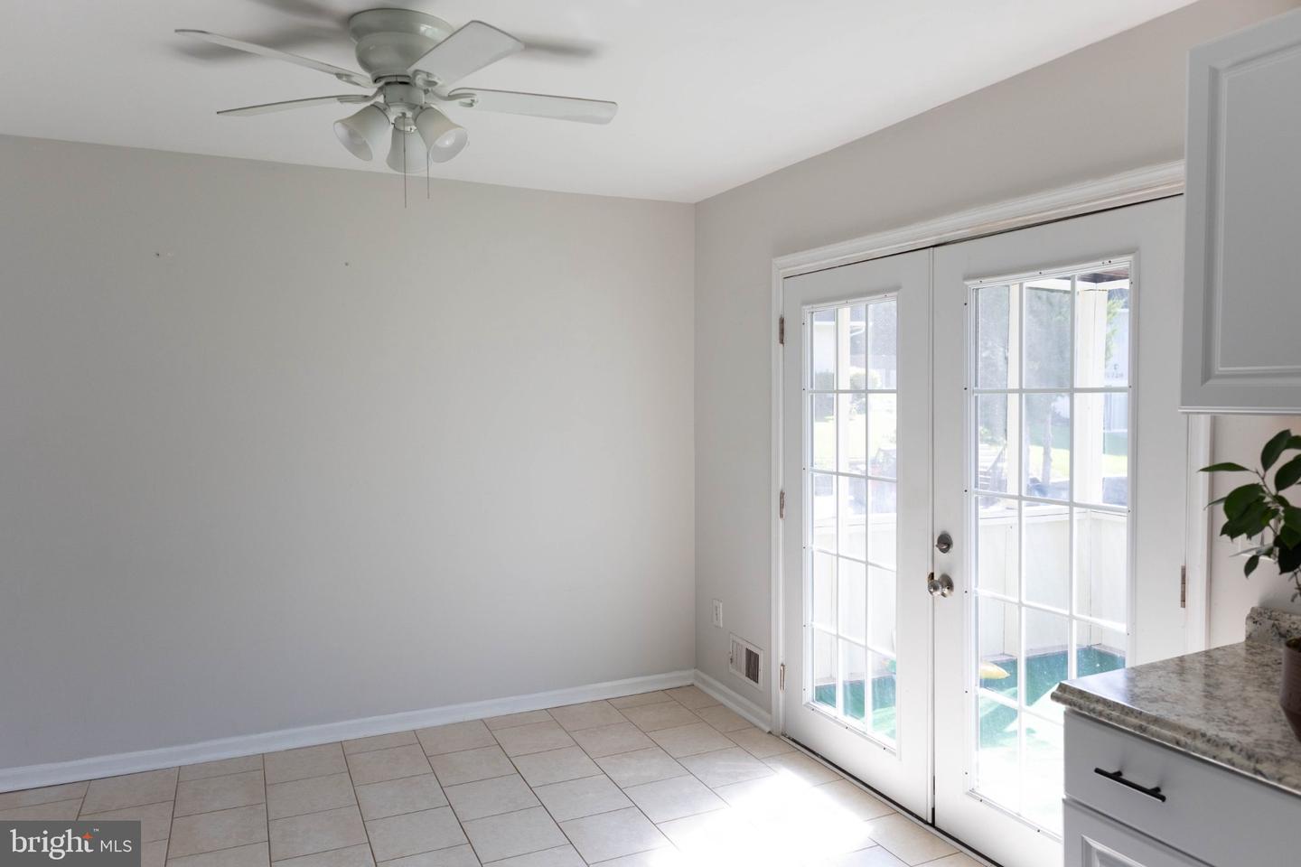 325 Londontown Rd Property Photo 5