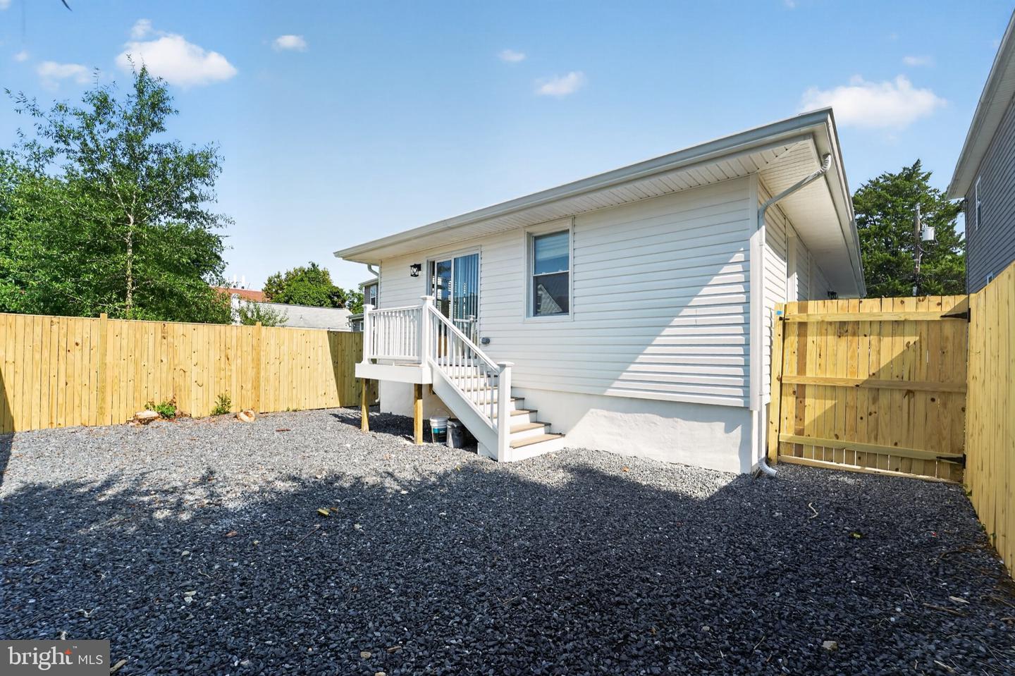 921 Central St Property Photo 4