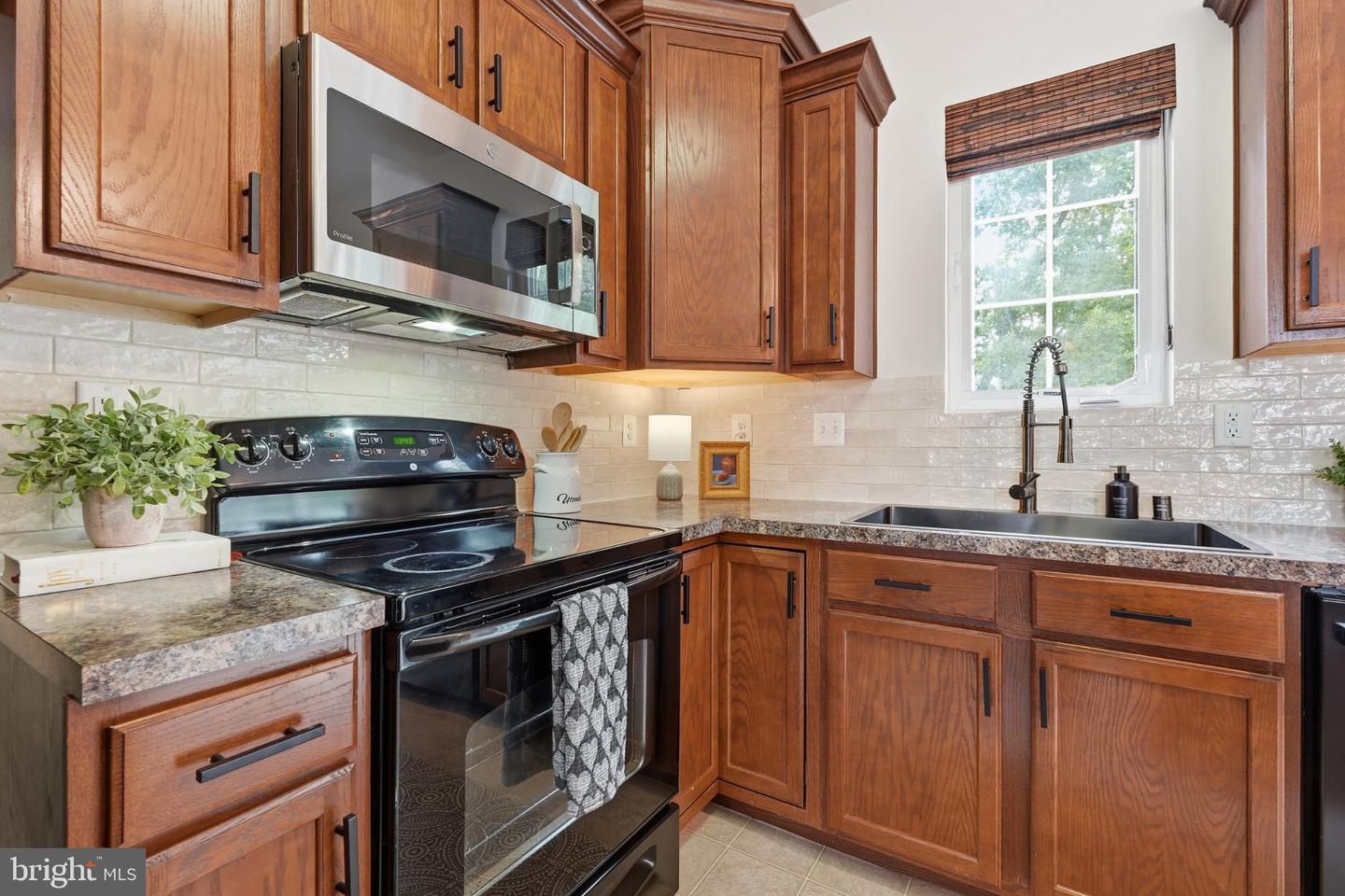 6852 Warfield St Property Photo 6