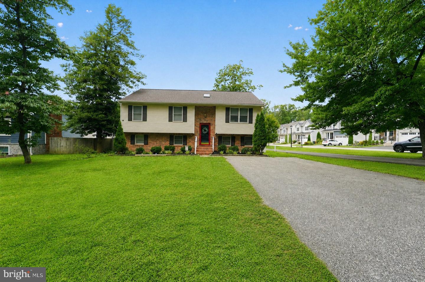 530 Saint Martins Ln Property Photo 1