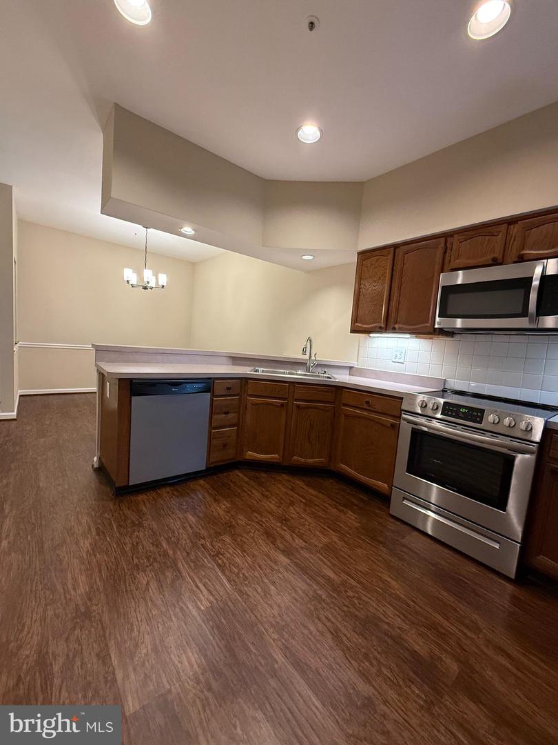 2702 Summerview Way #103 Property Photo 4