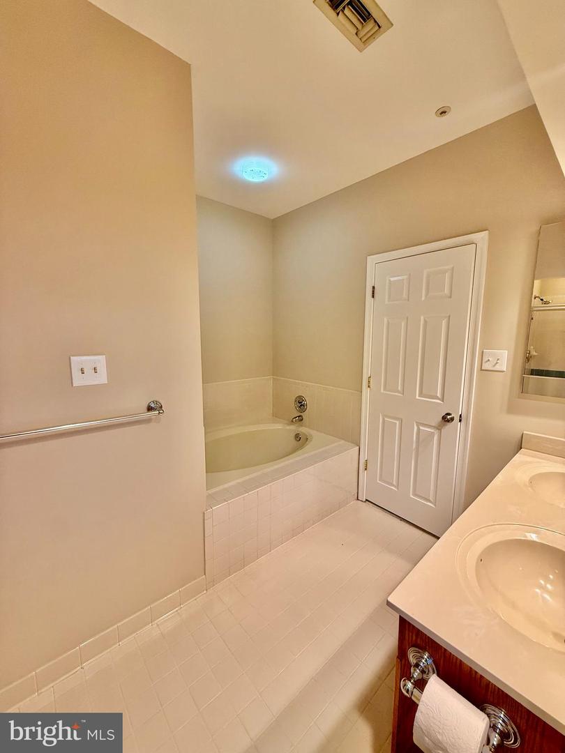 2702 Summerview Way #103 Property Photo 11