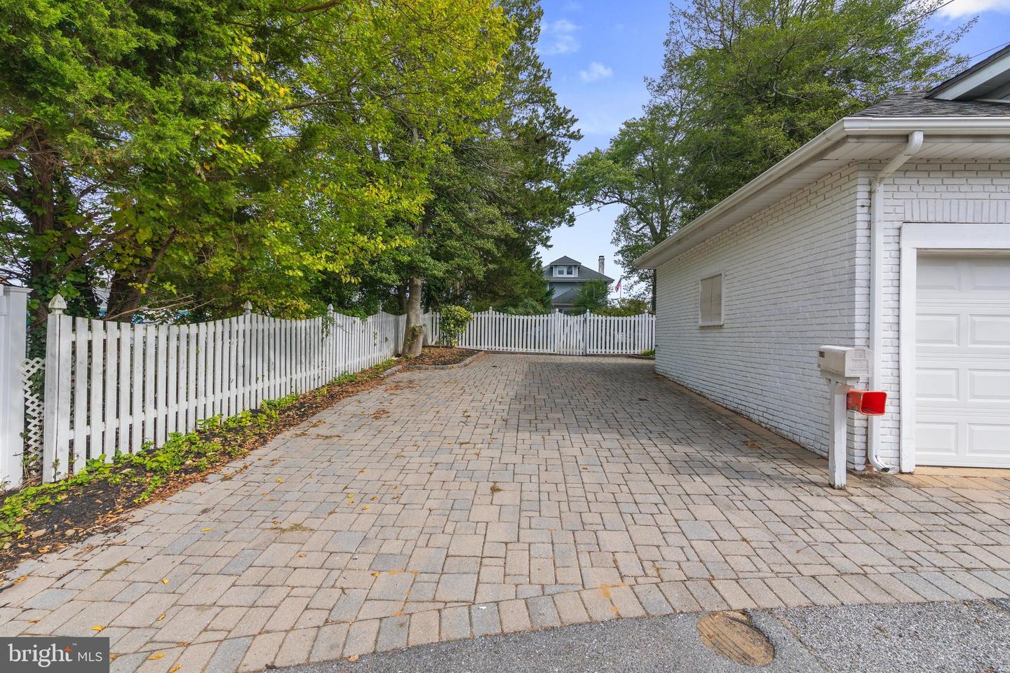378 Magothy Rd Property Photo 11