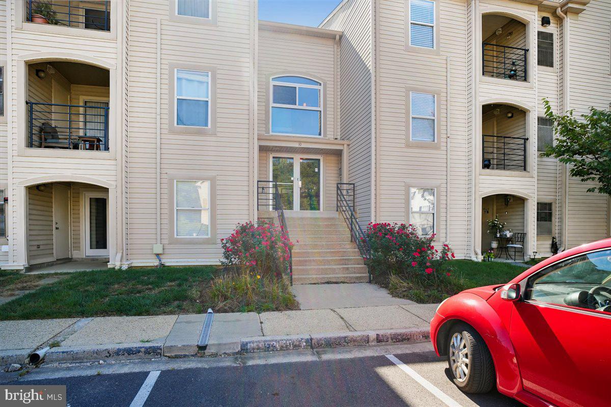 10 HEARTHSTONE CT #B Property Photo 1