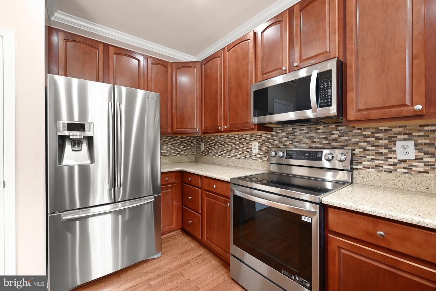 8025 Flora Ln Property Photo 8