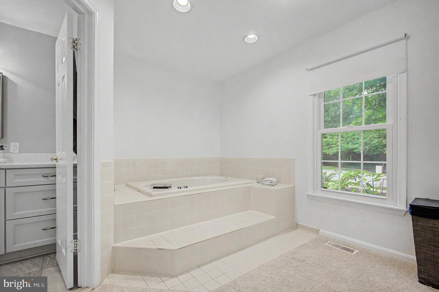 402 Fair Hill Ct Property Photo 37