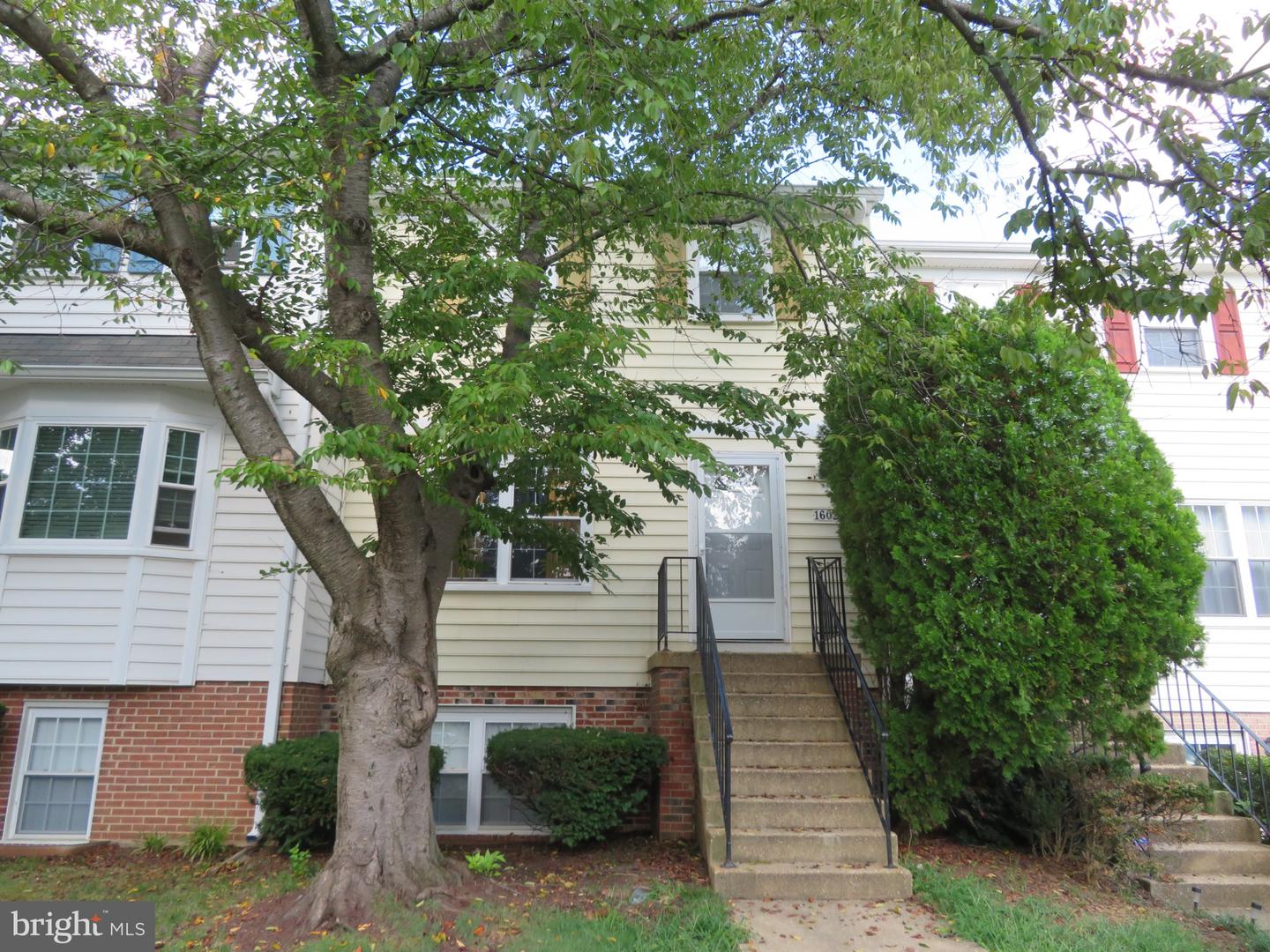 1602 W Bancroft Ln Property Photo 2
