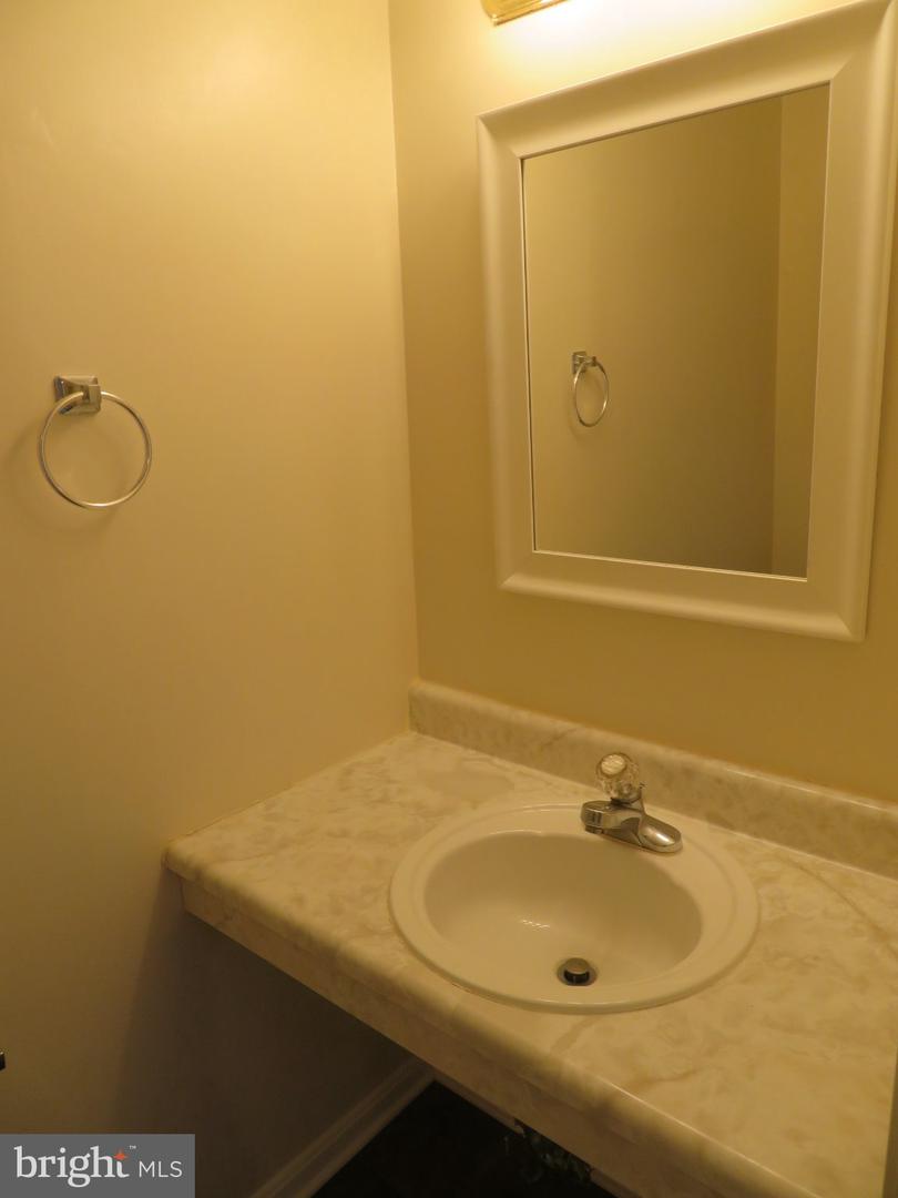 1602 W Bancroft Ln Property Photo 8