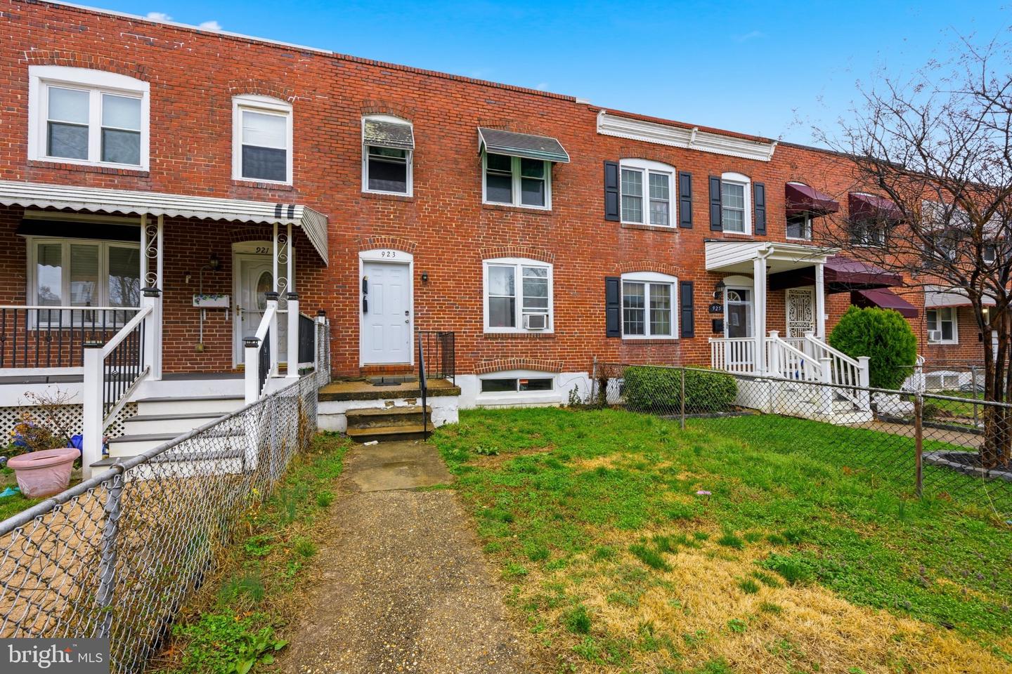 923 1ST ST Property Photo 1