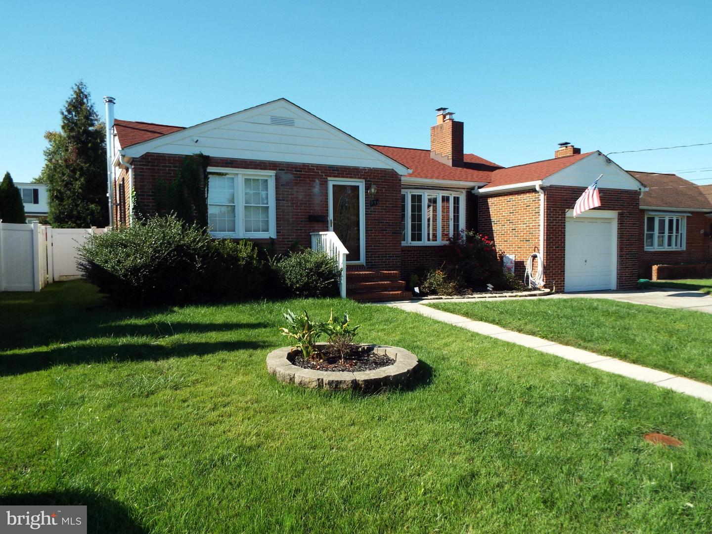 905 Wanda Rd Property Photo 1