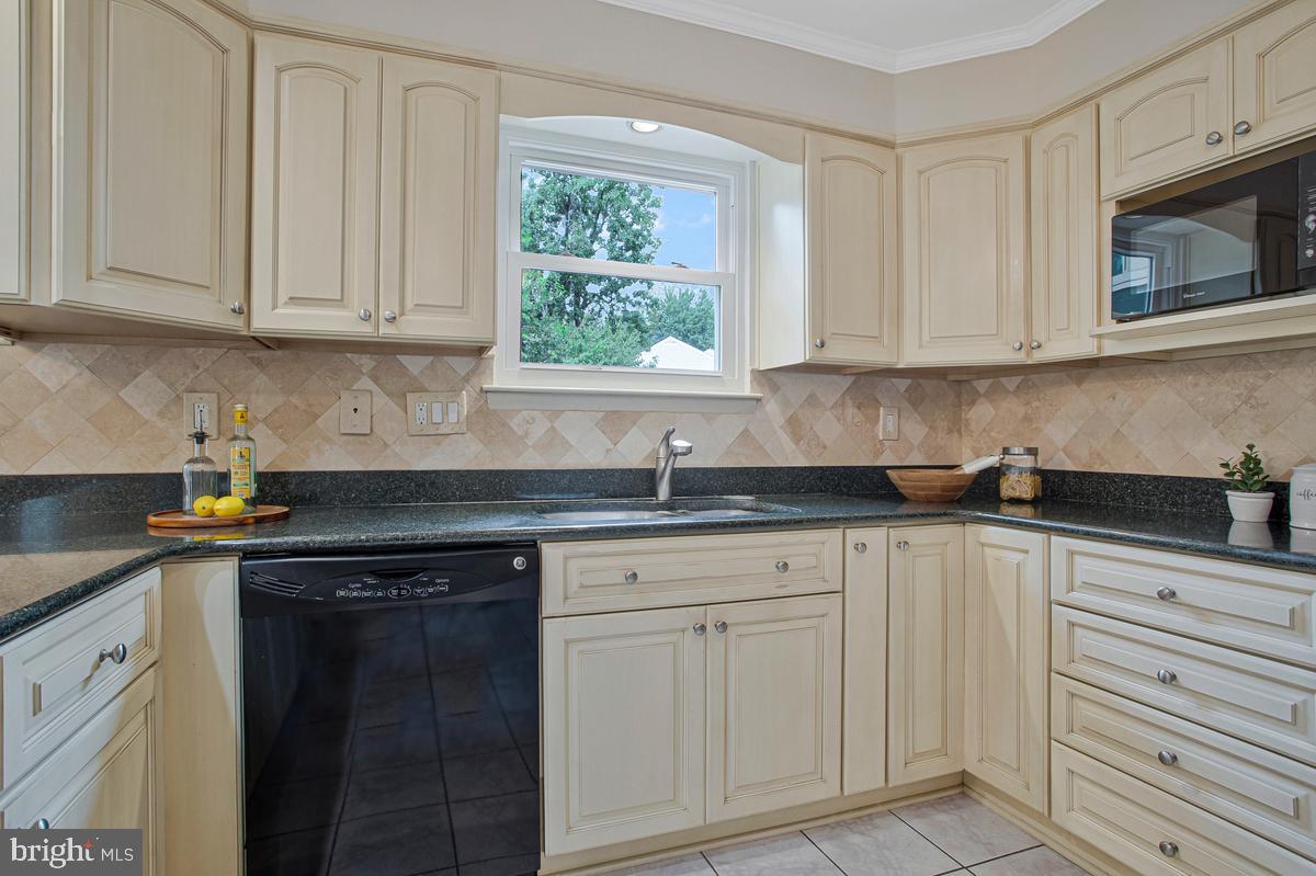 213 Georgetown Property Photo 8