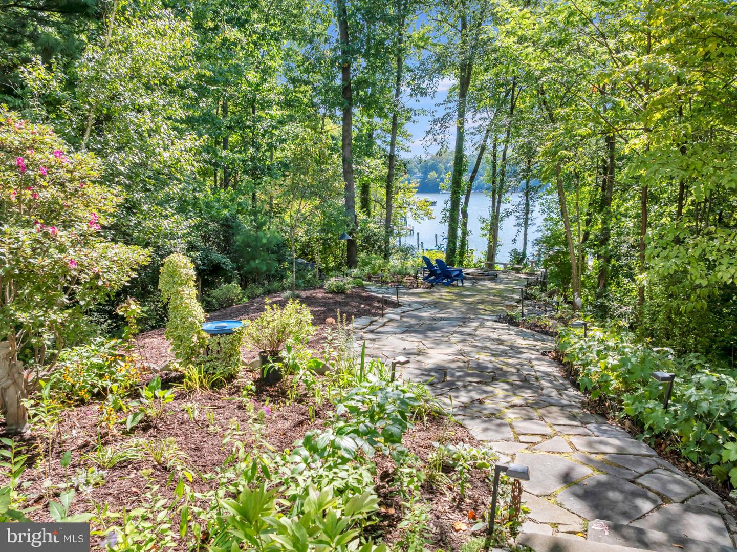 527 Forest Rd Property Photo 4