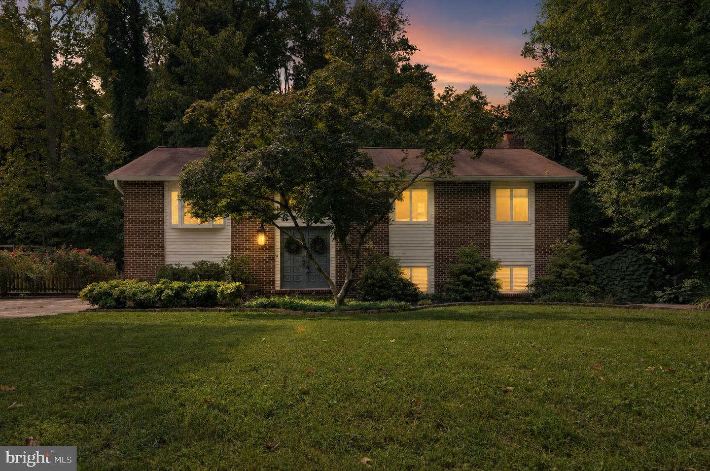 870 Twin Harbor Dr Property Photo 1