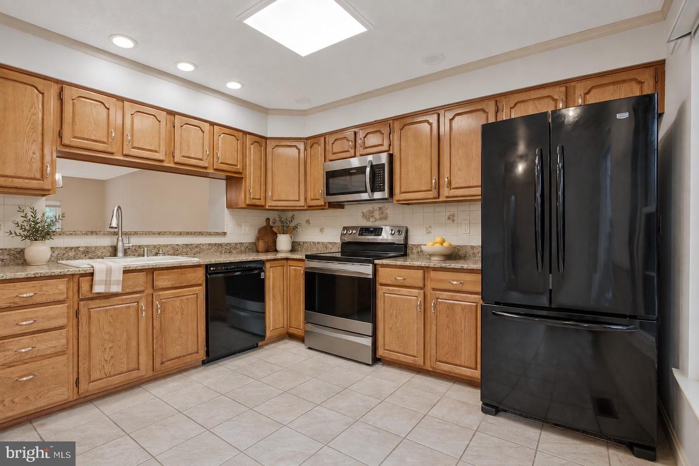 1210 Seminole Dr Property Photo 4