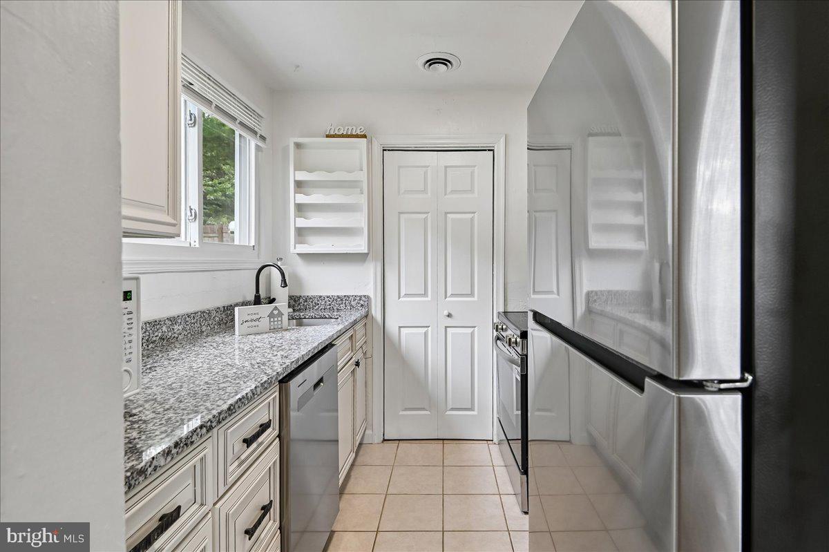 1403 Saunders Way Property Photo 18