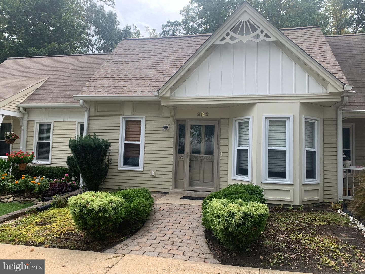 982 RIVERSEDGE CIR Property Photo 1