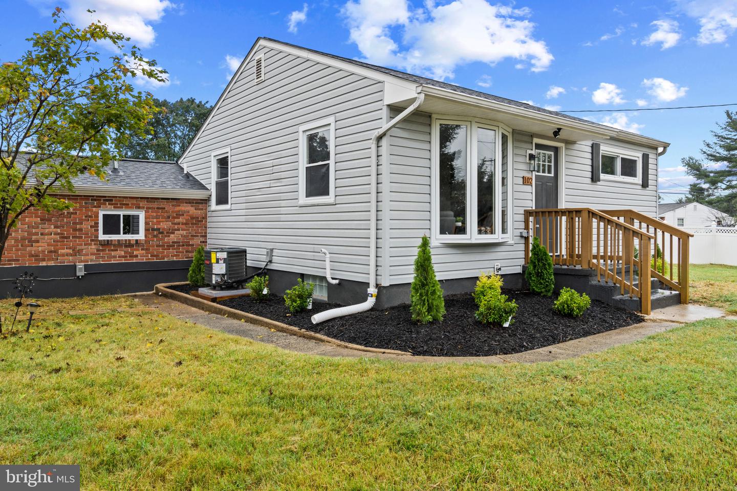 102 FERNGLEN AVE Property Photo 1
