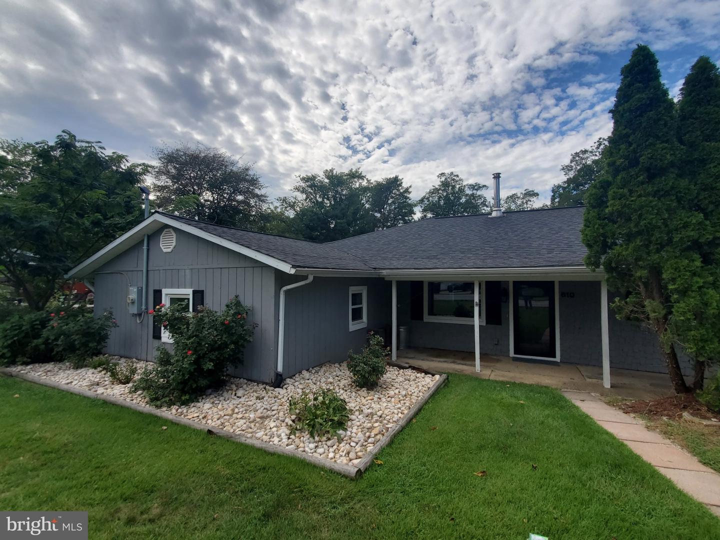 610 LAUREL DR Property Photo 1