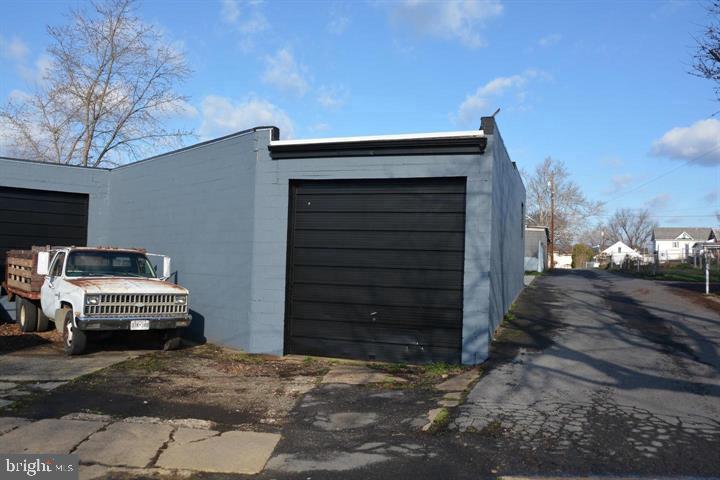 1206 E Oldtown Rd Property Photo 3