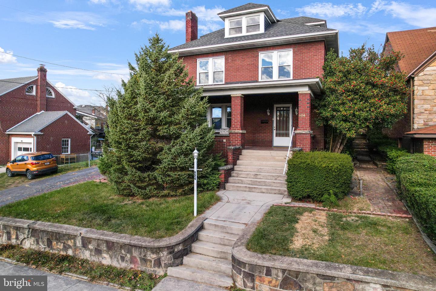 604 Kent Ave Property Photo 2