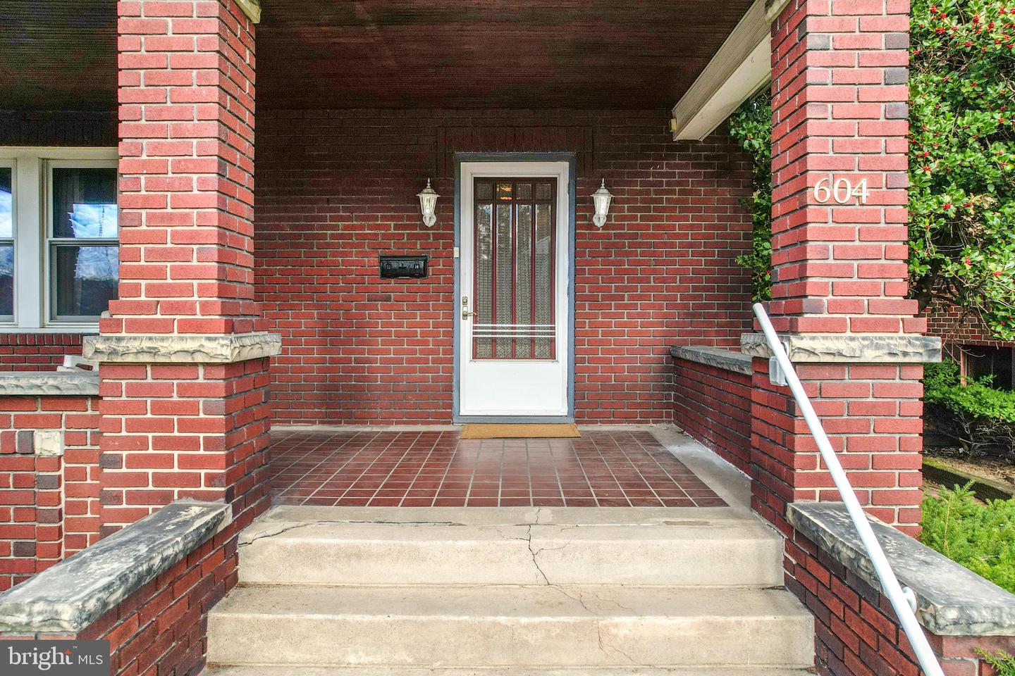 604 Kent Ave Property Photo 5