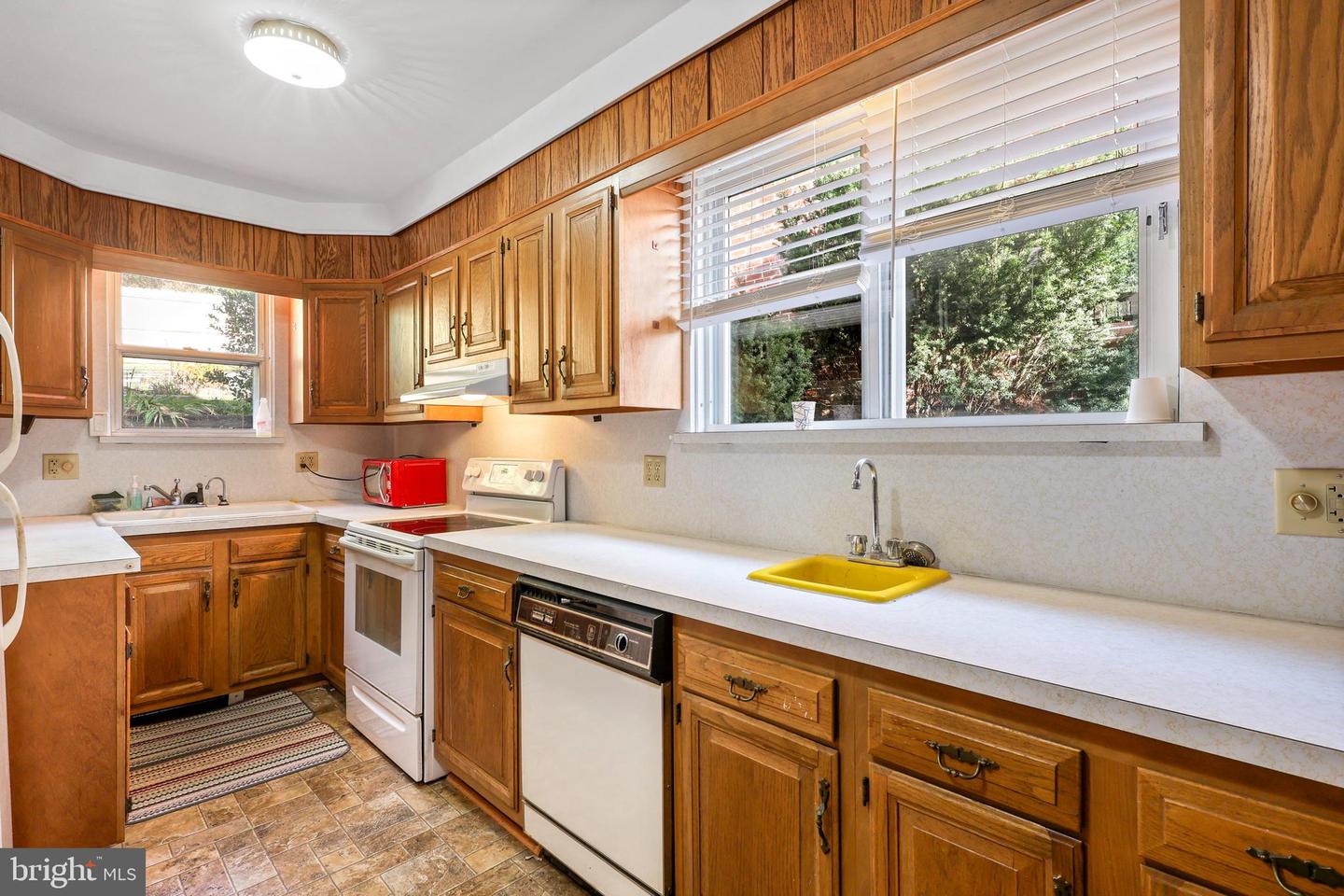 604 Kent Ave Property Photo 18